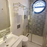 Eye Hotel *
